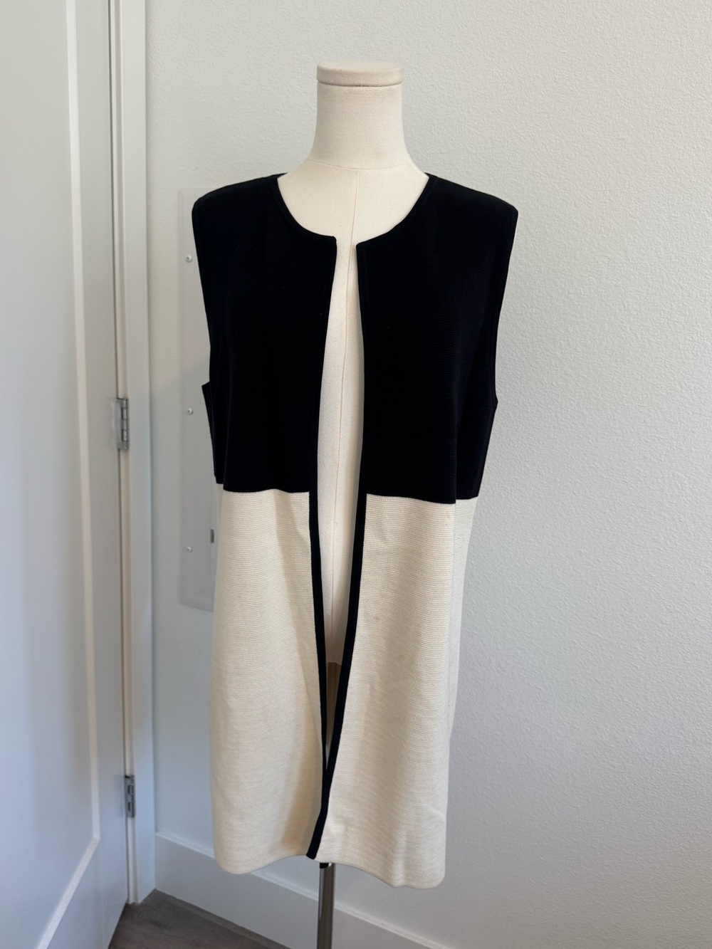 Colorblock Sleeveless Open-Front Dress/Cardigan - Black & Cream L